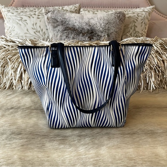 VERA BRADLEY Streeterville Ella Tote Blue White Wavy Stripe Water Repellant - Picture 6 of 15